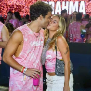 Luisa Perisse e Rafael Coimbra se beijando no Carnaval do Rio de Janeiro