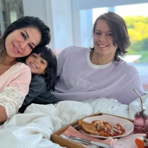 Maíra Cardi com os filhos