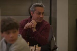 Vale Tudo: Marco Aurélio se irrita ao ver Tiago de saia e causa confronto