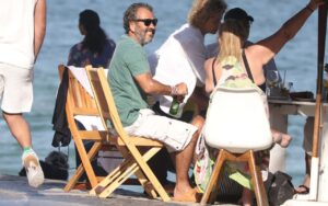 Marcos Palmeira curte dia de sol na praia ao lado da esposa e amigos