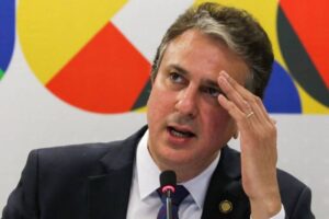 Três questões do Enem foram anuladas por precaução, diz Ministro da Educação