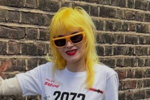 Morre Pam Hogg, renomada estilista, aos 66 anos