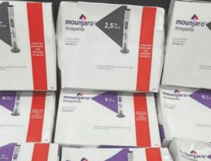 Idosa é flagrada com mais de 20 caixas de canetas emagrecedoras e termina presa; veja valor