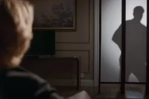 Odete se rende ao strip-tease e dança sensual de Walter em ‘Vale Tudo’