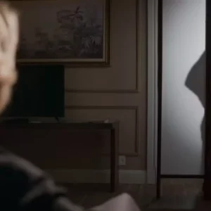 Walter dança e faz strip-tease para Odete Roitman (Debora Bloch) em 'Vale Tudo'