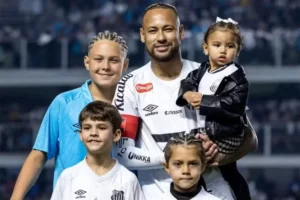 Neymar reencontra filhos em campo após marcar gol decisivo pelo Santos