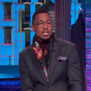 Nick Cannon, de óculos na TV