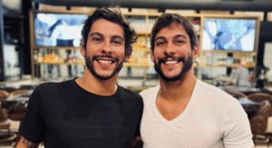 Vaza nude de John Johnny, irmão gêmeo de Shia Phoenix, e imagem causa alvoroço nas redes sociais