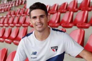 Oscar, jogador do São Paulo, perde a consciência e médico revela diagnóstico