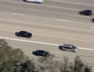 Mulher rouba van de clínica de reabilitação e termina perseguida por policiais; veja VÍDEO