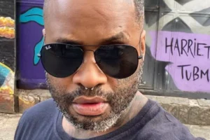 Chorão, de Os Travessos, vomita sangue e espera por vaga em hospital