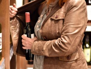 Mulher é suspeita de roubar quantia milionária em vinhos raros; veja VÍDEO