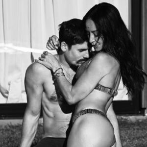 Sabrina Sato posa coladinha com Nicolas Prattes em novo ensaio