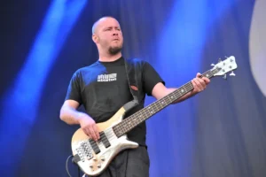 Baixista do Limp Bizkit foi encontrado morto em poça de sangue, diz site