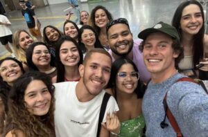 Shawn Mendes volta ao Rio de Janeiro após temporada em Salvador
