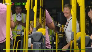 Sônia Bridi ganha ‘parabéns’ em ônibus de Belém durante a COP30