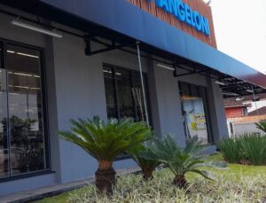 Seguranças agridem homem após flagrante de furto de carne em supermercado; veja VÍDEO