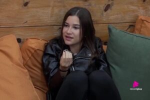 A Fazenda 17: Duda junta fezes em saco, é barrada pelo programa e detona produção