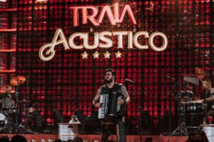 Traia Véia emociona fãs com DVD acústico e volta às origens em Guarulhos