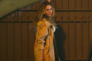 Embriagada, Heleninha envergonha Ivan com berros em ‘Vale Tudo’