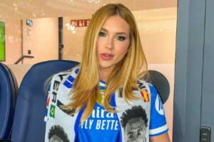 Virginia chama atenção com mensagem em faixa para assistir Vini Jr em jogo do Real Madrid