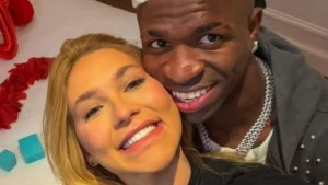 Virginia recebe buquê de flores e recado apaixonado de Vini Jr