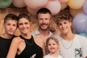 Fernanda Lima curte parque aquático com os filhos e detalhe chama atenção