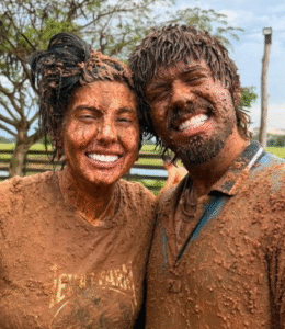 Ana Castela e Zé Felipe se divertem em dia de chuva e lama na fazenda