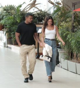 Sophie Charlotte e Xamã trocam olhares em passeio de casal pelo shopping