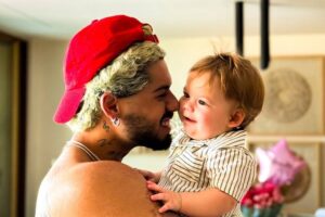 Reação do caçula de Zé Felipe ao ouvir canto do pai viraliza