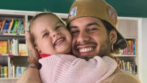 Zé Felipe exibe pergunta de Maria Flor sobre Ana Castela em ligação