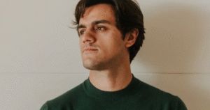 Felipe Simas desabafa sobre medo de ter admitido que se converteu a religião