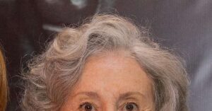 Ana Lúcia Torre lida com falhas de memória e conta com assistente para seguir em cena