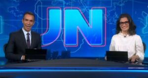 César Tralli e Renata Vasconcellos quebram o protocolo e fofocam durante o JN: ‘Danadinha’