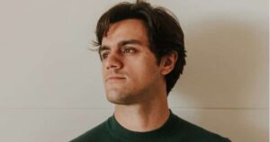 Felipe Simas revela que tinha medo de assumir conversão