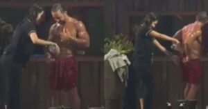 A Fazenda 17: Ex-atriz-mirim lava partes íntimas de peão: ‘Tem que esfregar aqui’