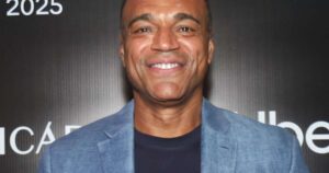 Ela cresceu! Denilson faz rara aparição com a filha em evento; veja