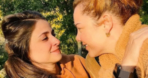 Fernanda Souza expõe a mulher e revela elogio da amada: ‘Gastar essa beleza’