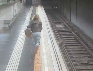 Homem desorientado cai no trilho do metrô e precisa ser resgatado; veja VÍDEO