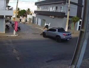 Piloto ‘voa’ e moto pega fogo após colisão com carro; veja VÍDEO