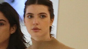 Atriz de Três Graças namora com produtora e as duas fazem rara aparição de mãos dadas