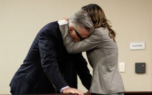 Juíza retira acusação de homicídio culposo de Alec Baldwin. Ator chora ou ouvir decisão.