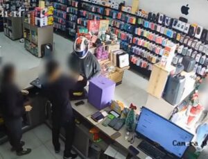 Funcionária acha que roubo é brincadeira e criminoso atira para provar; veja VÍDEO