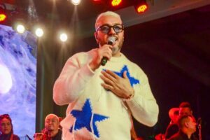 Belo tira famosos de casa no frio para novo show. Fotos!