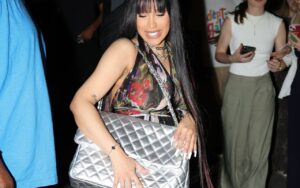 Cardi B usa bolsa gigante para tirar o foco da barriga