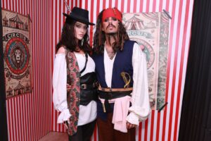 Capitão Jack Sparrow é você? Pedro Scooby e Cintia Dicker supreendem no Halloween