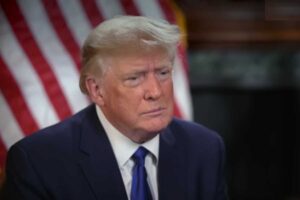 Donald Trump está seguro, após ser atingido durante comício