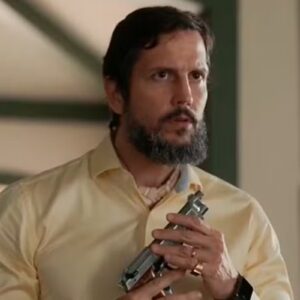 Egídio (Vladimir Brichta) com arma na mão em Renascer