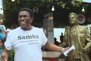 Neguinho da Beija Flor e Carlinho de Jesus ganham estátua em Copacabana