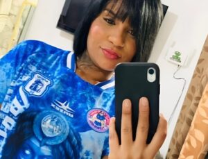 Mulher arrastada de carro por 1 km reage após abrir os olhos pela primeira vez; saiba mais